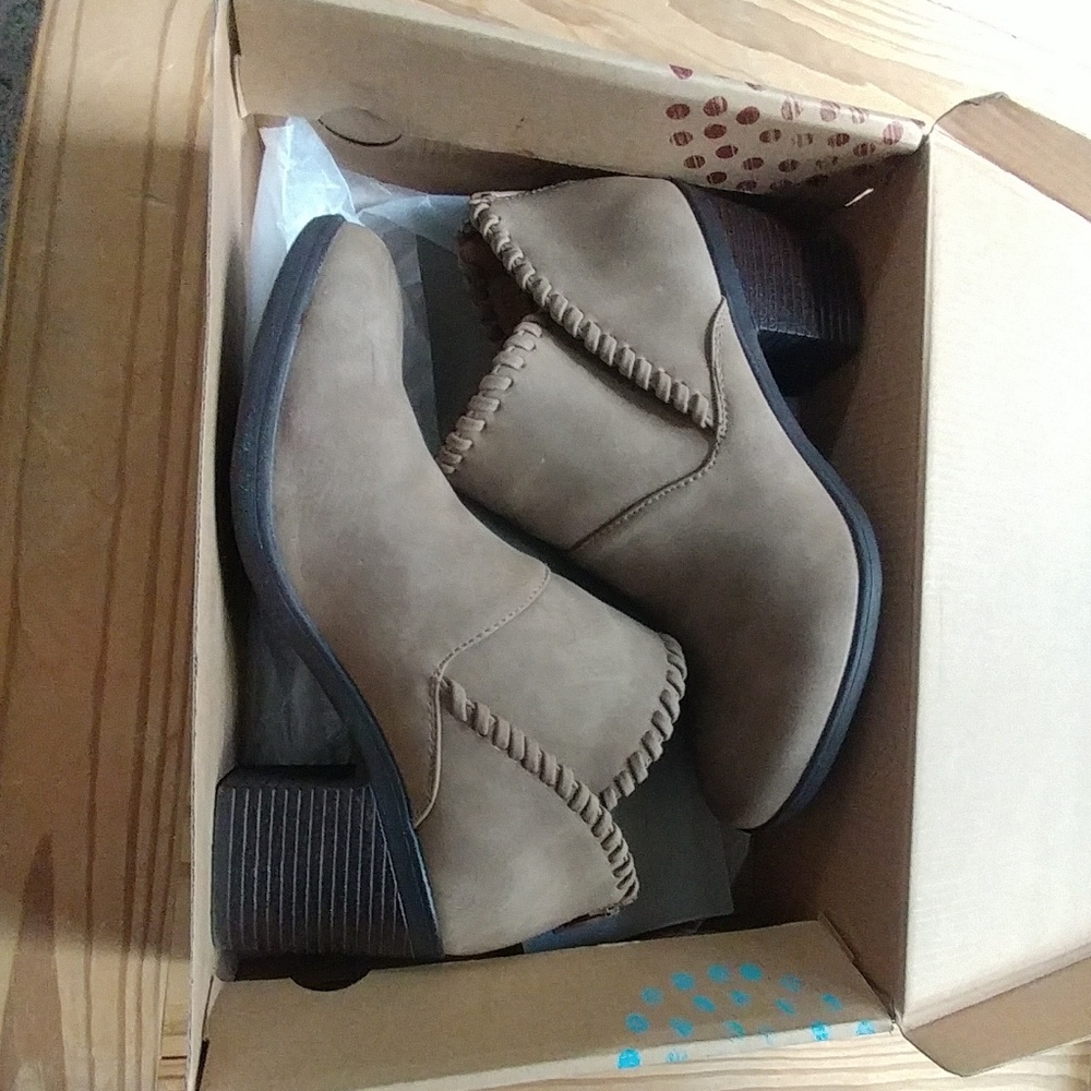 Euro Soft by Sofft Taupe Nubuck booties.  Size 8.5